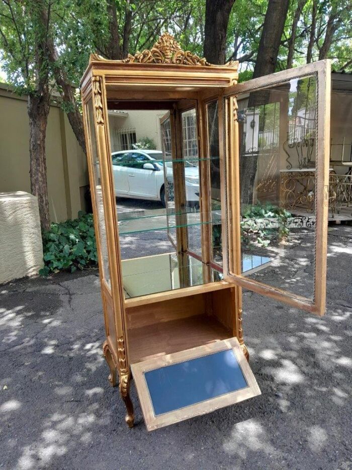 A Pair of French Louis XVI Style Ornately Carved & Gilded Showcases - Image 11
