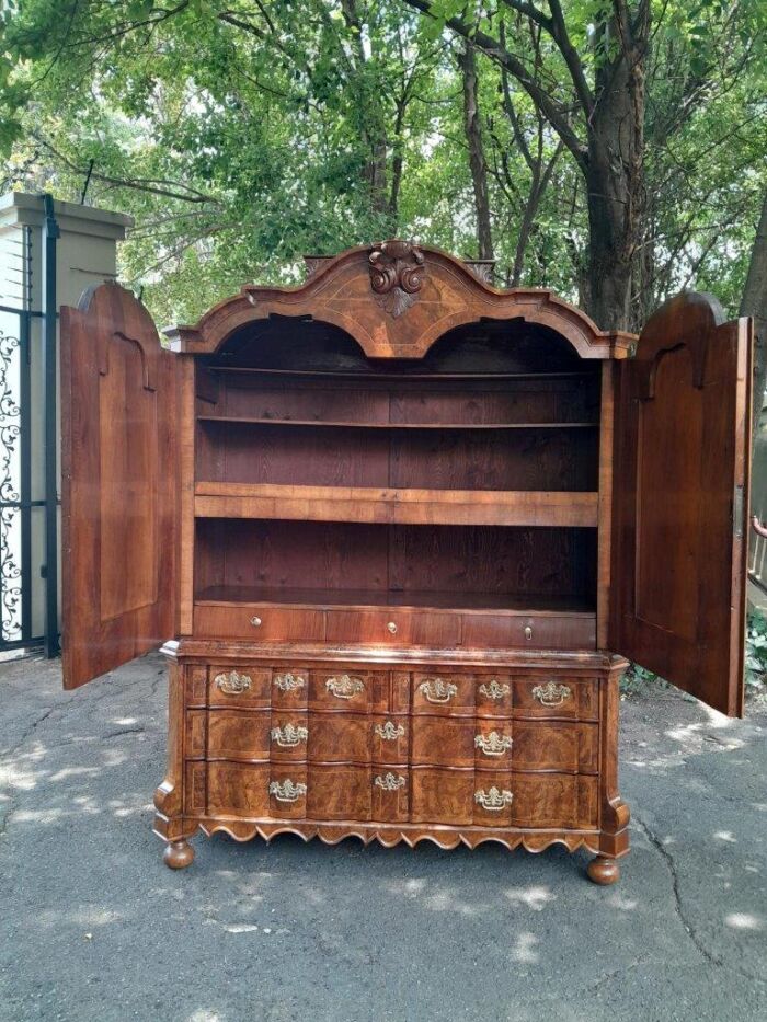 An Early 18th Century Circa 1740 Dutch Louis XIV William and Mary Burr Walnut and Oyster Armoire with Original Mounts - Image 11