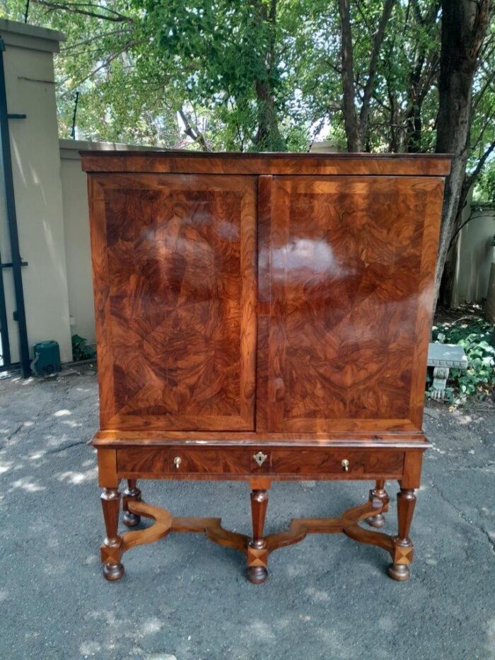 An Exceptional 18th Century Circa 1710 Dutch William and Mary Cabinet on Stand. Olive Oyster with Burr Walnut - Image 3