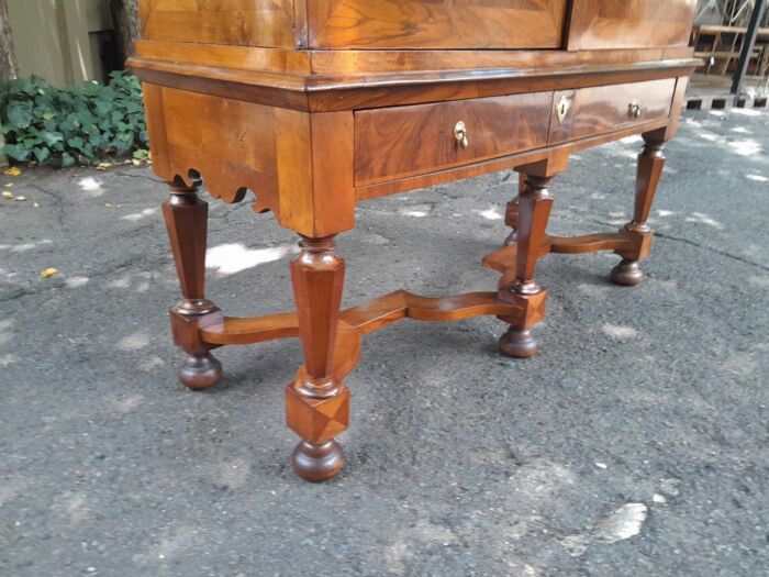 An Exceptional 18th Century Circa 1710 Dutch William and Mary Cabinet on Stand. Olive Oyster with Burr Walnut - Image 8