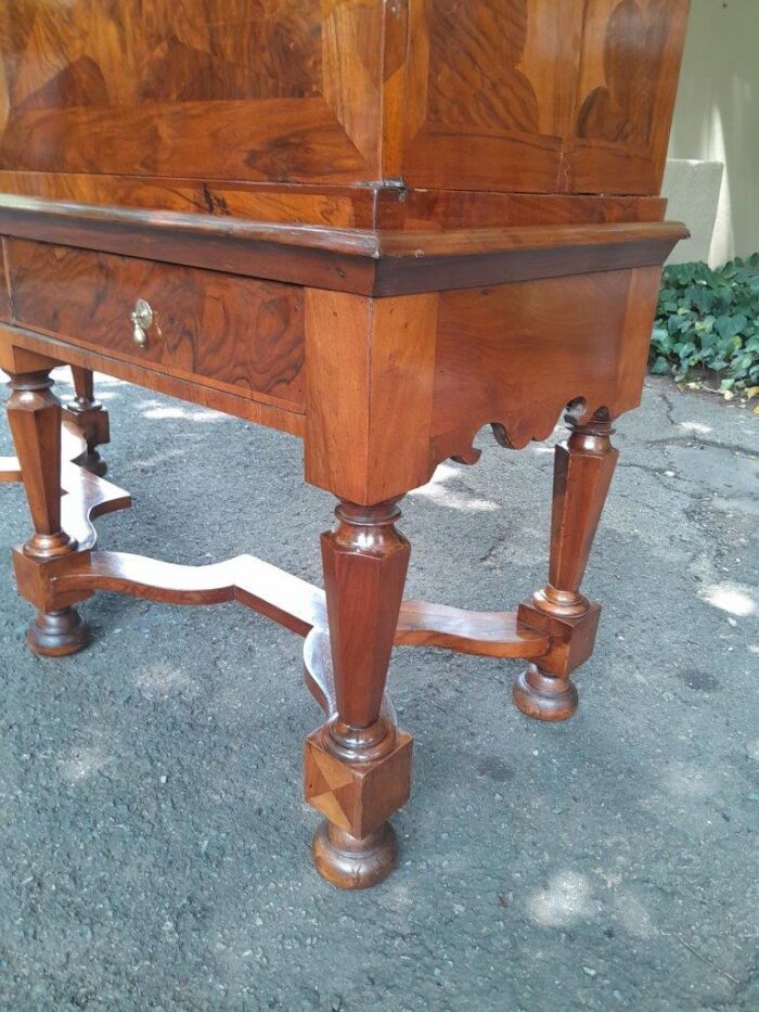 An Exceptional 18th Century Circa 1710 Dutch William and Mary Cabinet on Stand. Olive Oyster with Burr Walnut - Image 10