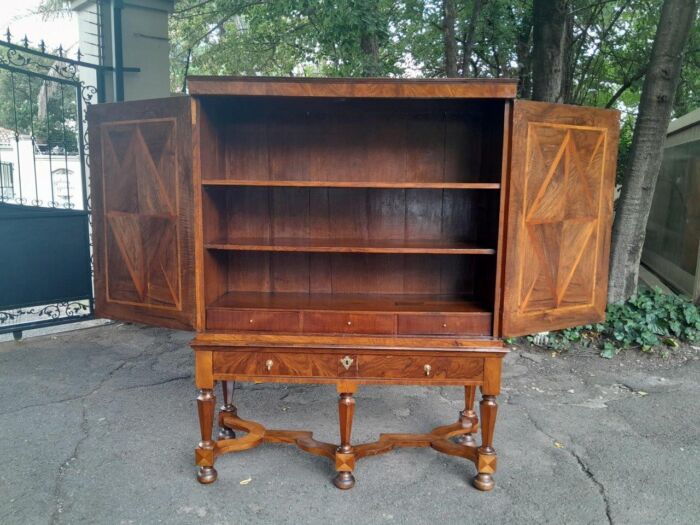 An Exceptional 18th Century Circa 1710 Dutch William and Mary Cabinet on Stand. Olive Oyster with Burr Walnut - Image 11