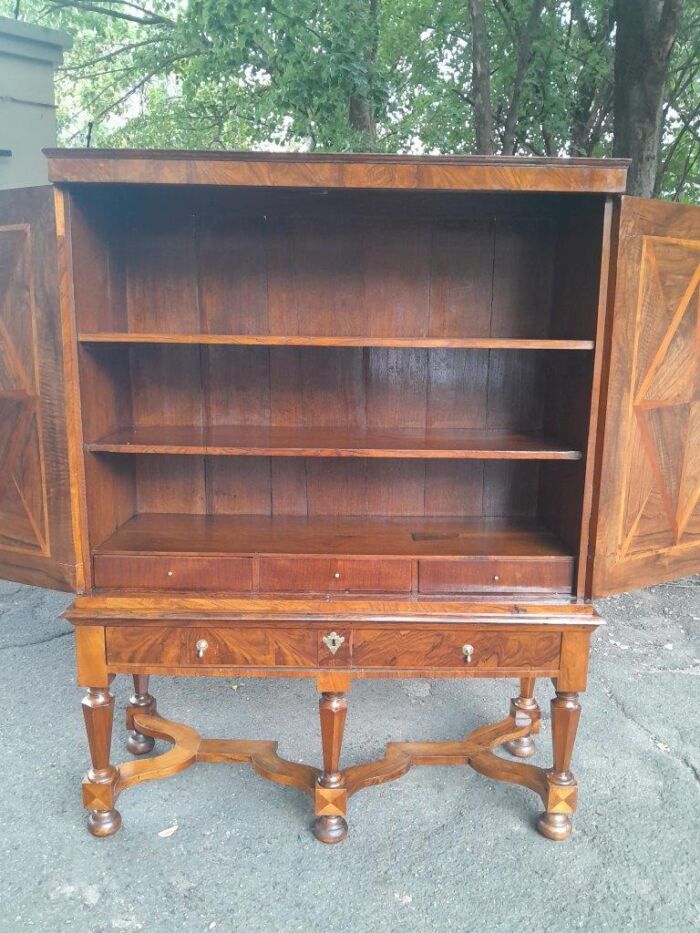 An Exceptional 18th Century Circa 1710 Dutch William and Mary Cabinet on Stand. Olive Oyster with Burr Walnut - Image 12