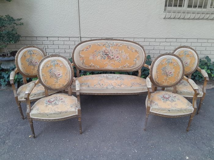 A 19th Century Antique French Giltwood Set Comprising a Settee and Four Medallion Armchairs upholstered in Handwoven Aubusson Fabric Provenance; Castle Snellengem Belgium - Image 3