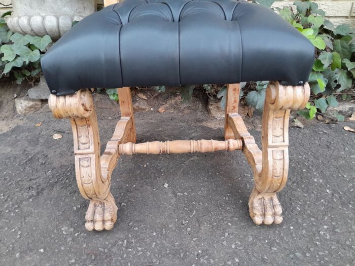 A 19th Century Spanish Heavily Carved Wooden Set of Six Mahogany Chairs (Comprises a Pair of Carvers / Armchairs and Four Dining Chairs) Upholstered in Deep Buttoned Leather  - Image 15