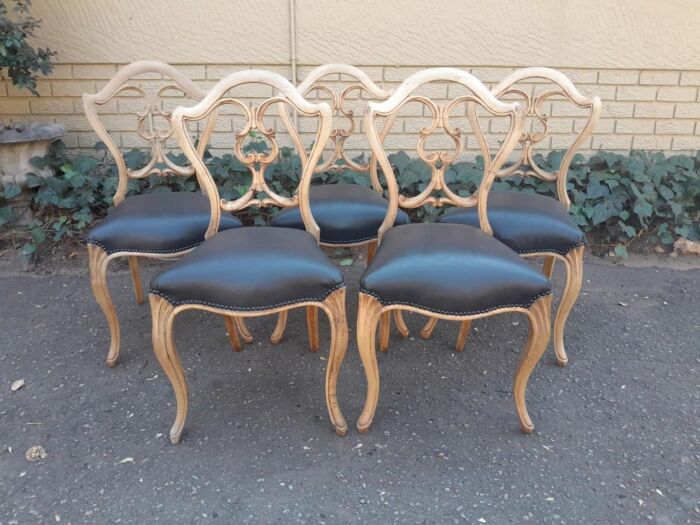 A 20th Century Set Of Five Carved Mahogany Dining Chairs In A Contemporary Bleached  /  Natural Finish Upholstered In Leather - Image 2