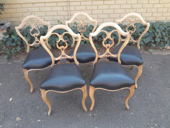 A 20th Century Set Of Five Carved Mahogany Dining Chairs In A Contemporary Bleached  /  Natural Finish Upholstered In Leather - Image 3