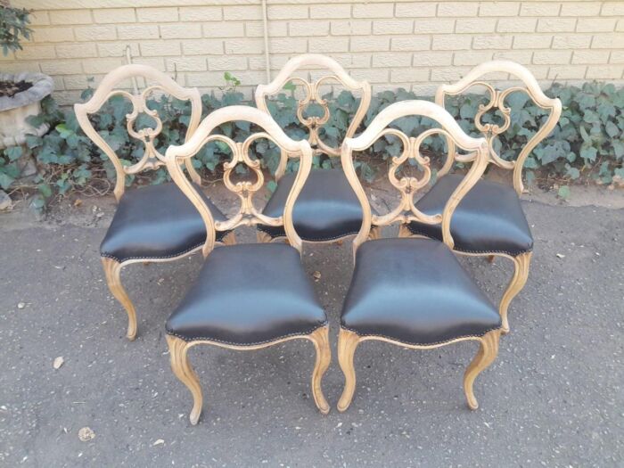 A 20th Century Set Of Five Carved Mahogany Dining Chairs In A Contemporary Bleached  /  Natural Finish Upholstered In Leather - Image 4
