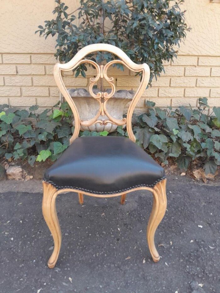A 20th Century Set Of Five Carved Mahogany Dining Chairs In A Contemporary Bleached  /  Natural Finish Upholstered In Leather - Image 7