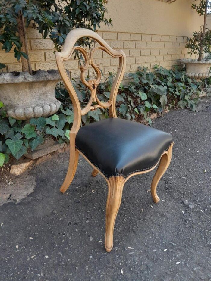 A 20th Century Set Of Five Carved Mahogany Dining Chairs In A Contemporary Bleached  /  Natural Finish Upholstered In Leather - Image 9