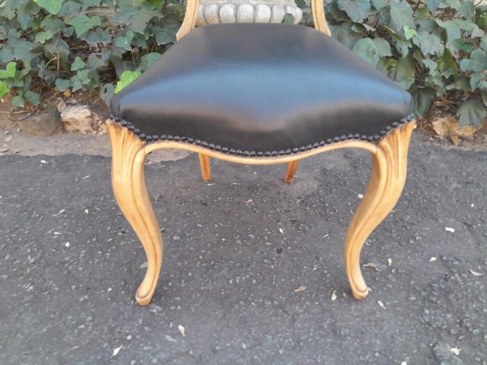 A 20th Century Set Of Five Carved Mahogany Dining Chairs In A Contemporary Bleached  /  Natural Finish Upholstered In Leather - Image 11