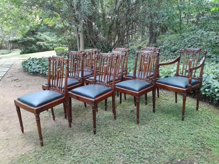 A 20th Century George III Hepplewhite Style Set of Ten Dining Chairs Comprising a Pair of Carvers / Armchairs and Eight Dining Chairs Upholstered in Leather  - Image 4