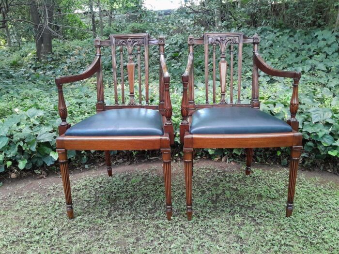 A 20th Century George III Hepplewhite Style Set of Ten Dining Chairs Comprising a Pair of Carvers / Armchairs and Eight Dining Chairs Upholstered in Leather  - Image 6