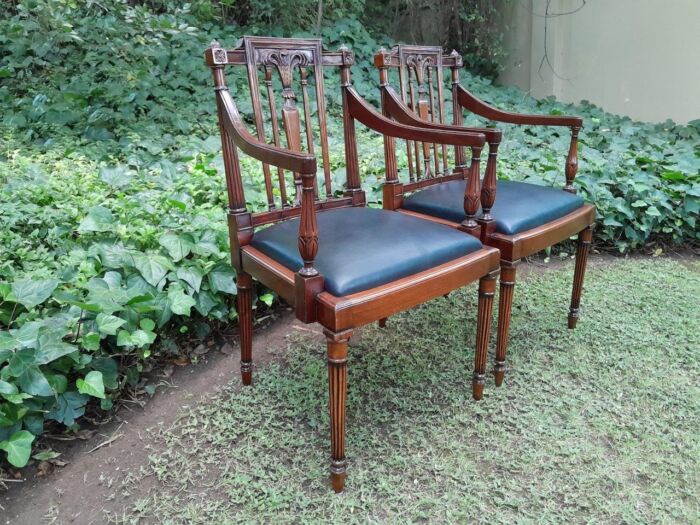 A 20th Century George III Hepplewhite Style Set of Ten Dining Chairs Comprising a Pair of Carvers / Armchairs and Eight Dining Chairs Upholstered in Leather  - Image 7