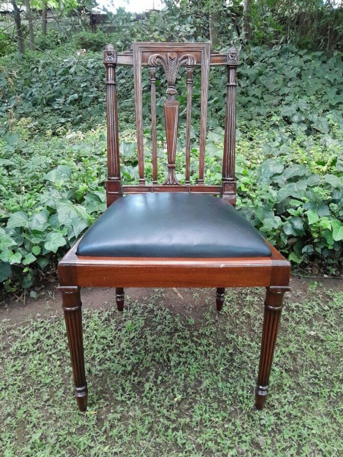 A 20th Century George III Hepplewhite Style Set of Ten Dining Chairs Comprising a Pair of Carvers / Armchairs and Eight Dining Chairs Upholstered in Leather  - Image 8