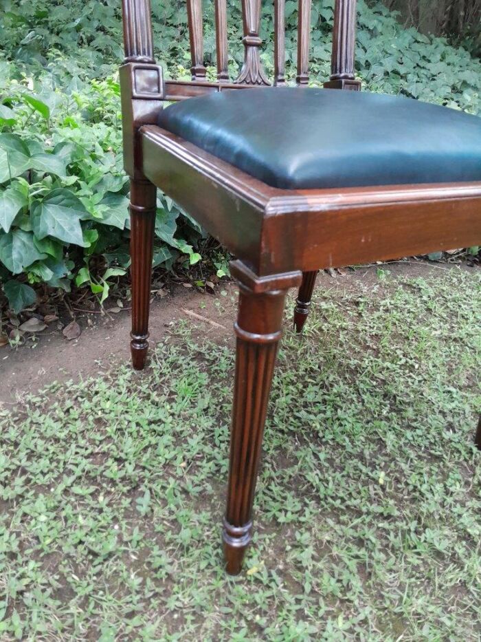 A 20th Century George III Hepplewhite Style Set of Ten Dining Chairs Comprising a Pair of Carvers / Armchairs and Eight Dining Chairs Upholstered in Leather  - Image 9