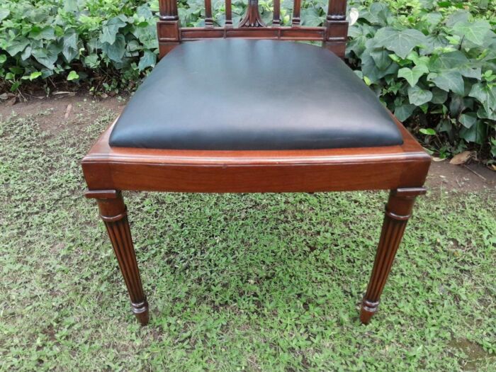 A 20th Century George III Hepplewhite Style Set of Ten Dining Chairs Comprising a Pair of Carvers / Armchairs and Eight Dining Chairs Upholstered in Leather  - Image 10