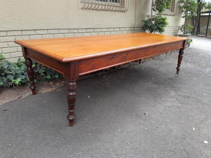 An Antique 20th Century Large Yellowwood and Stinkwood Dining Table - Image 3