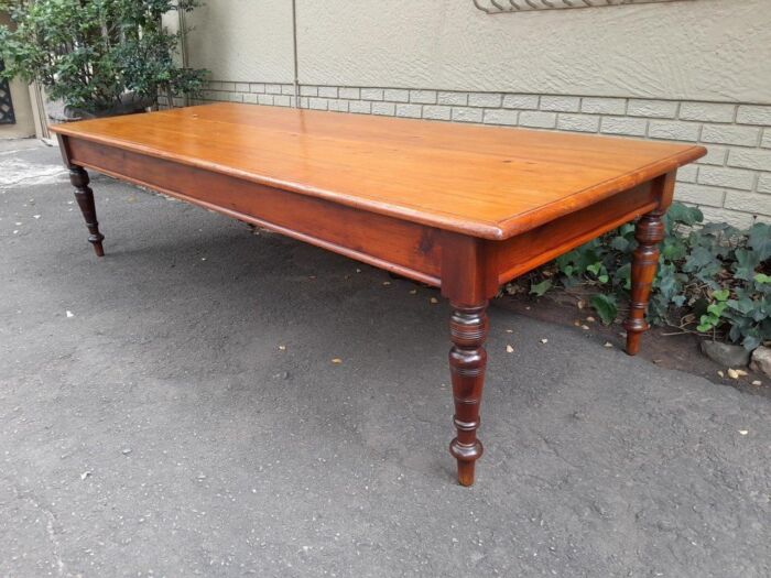 An Antique 20th Century Large Yellowwood and Stinkwood Dining Table - Image 4
