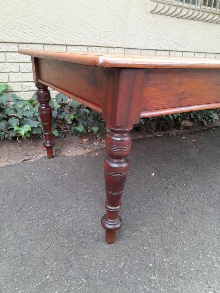 An Antique 20th Century Large Yellowwood and Stinkwood Dining Table - Image 6