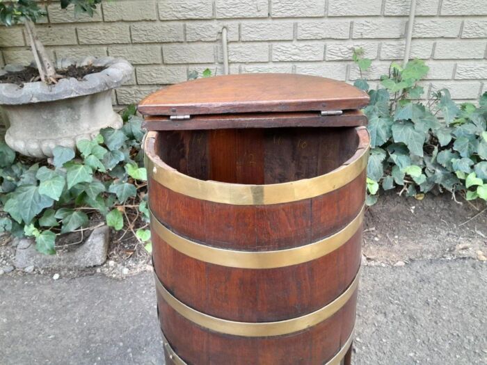 A Late 19th Century Cape Brassbound Oak Water Balie, Hinged Lid and Brass Bands on Legs - Image 6