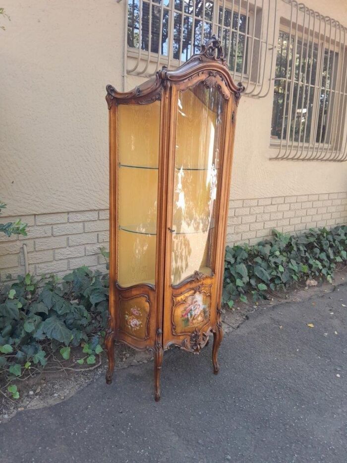 20th Century French Ornately Carved Walnut Vernis Martin Style Vitrine / Display Cabinet with Curved Glazed Door - Image 4