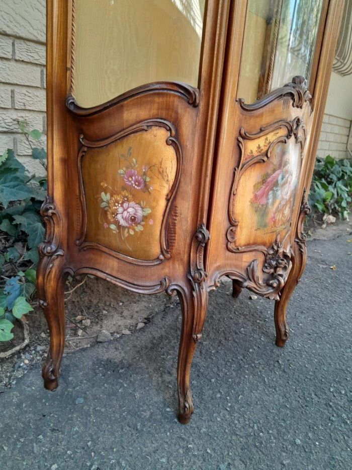 20th Century French Ornately Carved Walnut Vernis Martin Style Vitrine / Display Cabinet with Curved Glazed Door - Image 5