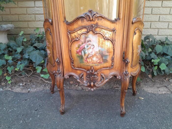 20th Century French Ornately Carved Walnut Vernis Martin Style Vitrine / Display Cabinet with Curved Glazed Door - Image 6