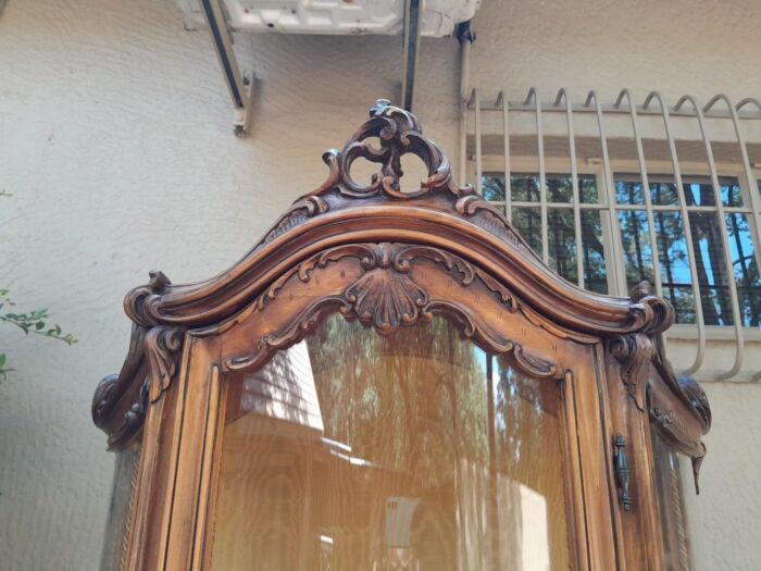 20th Century French Ornately Carved Walnut Vernis Martin Style Vitrine / Display Cabinet with Curved Glazed Door - Image 7