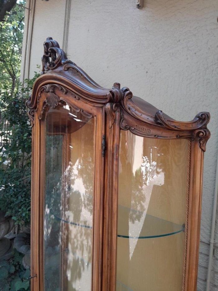 20th Century French Ornately Carved Walnut Vernis Martin Style Vitrine / Display Cabinet with Curved Glazed Door - Image 8