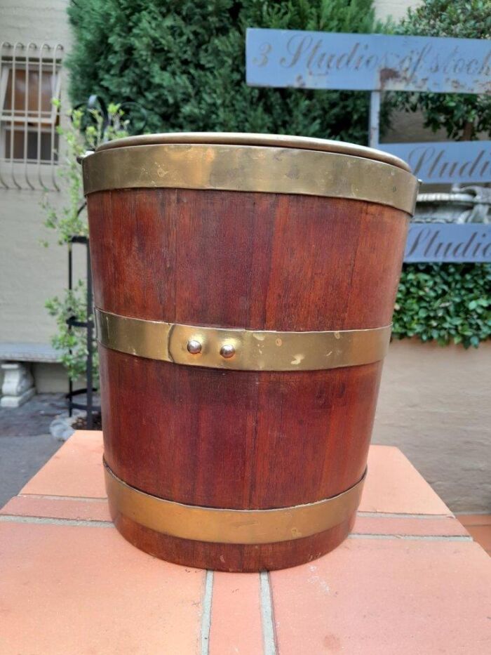 An Antique 20th Century    Wooden and Brass Bound Water Balie with Swing Handle and Lid ND - Image 2