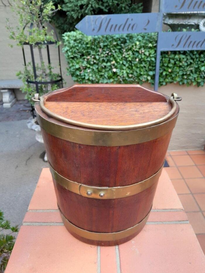 An Antique 20th Century    Wooden and Brass Bound Water Balie with Swing Handle and Lid ND - Image 3