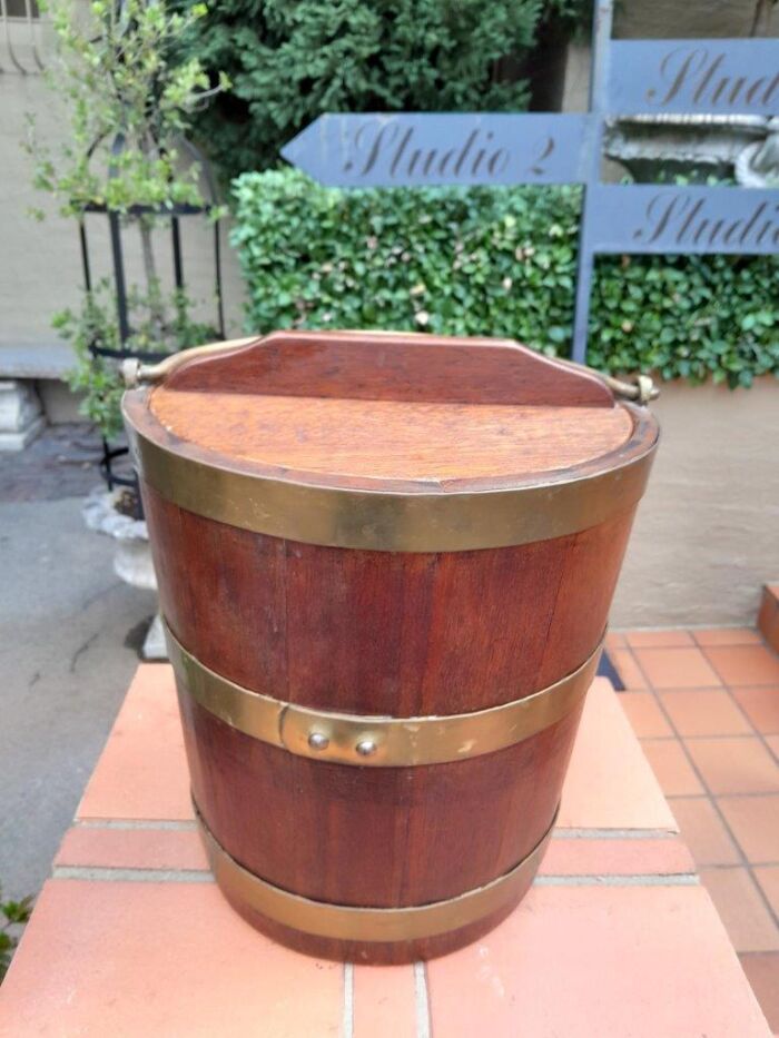 An Antique 20th Century    Wooden and Brass Bound Water Balie with Swing Handle and Lid ND - Image 4