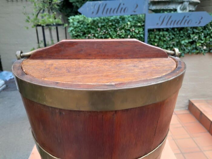 An Antique 20th Century    Wooden and Brass Bound Water Balie with Swing Handle and Lid ND - Image 6