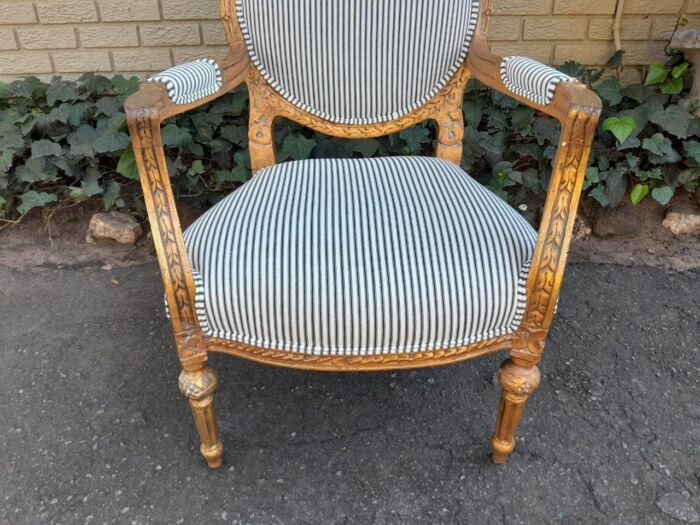 A 20TH Century French Style Pair Of Ornately Carved Giltwood Armchairs - Image 7