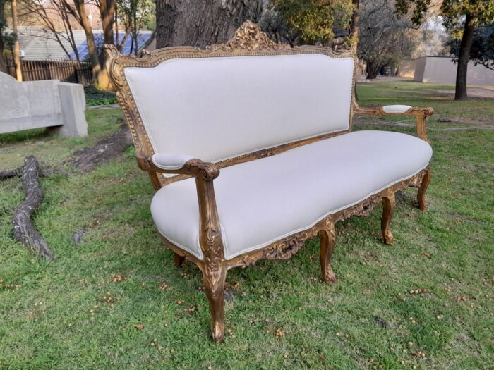 A 20th Century Circa 1950 French Style Ornately Carved Giltwood Settee - Image 6