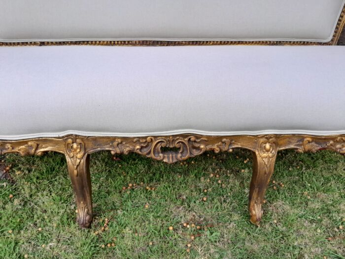 A 20th Century Circa 1950 French Style Ornately Carved Giltwood Settee - Image 8