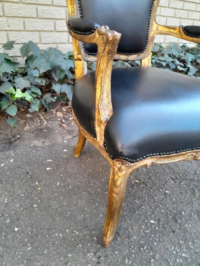 An Early 20th Century Pair of French Giltwood Bergere Armchairs Upholstered in Leather - Image 7