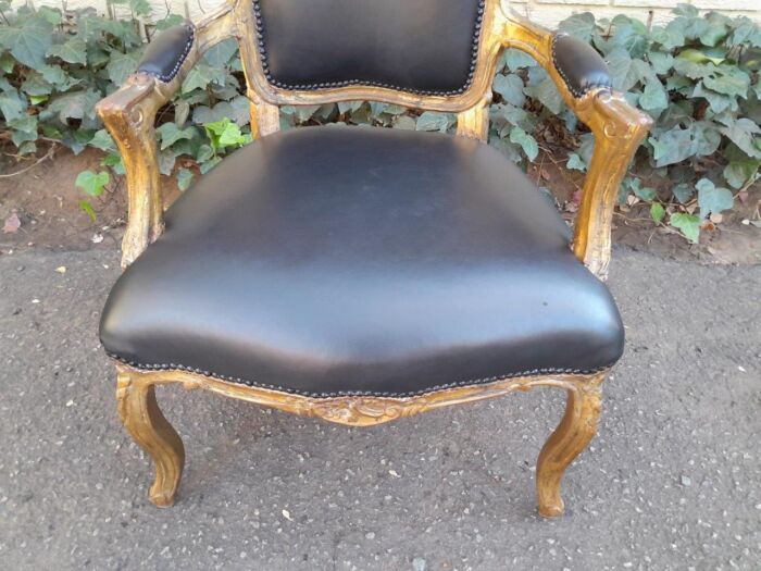 An Early 20th Century Pair of French Giltwood Bergere Armchairs Upholstered in Leather - Image 9