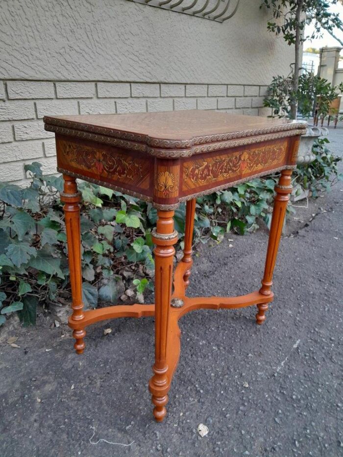 A 20th Century French Style Walnut and Gilt Metal  Games Table with Tooled Leather Top - Image 5