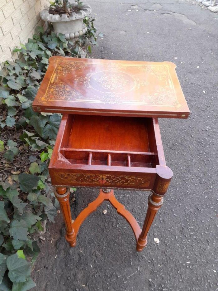 A 20th Century French Style Walnut and Gilt Metal  Games Table with Tooled Leather Top - Image 8