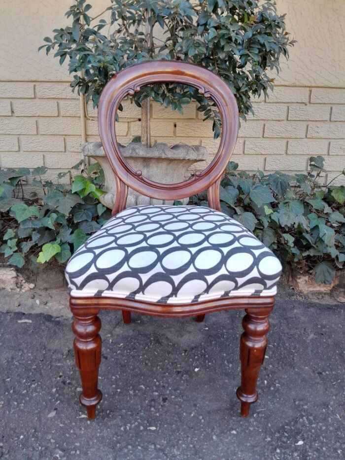 A 19th / 20th Century Victorian Set Of Four Mahogany Balloon Back Chairs - Image 6