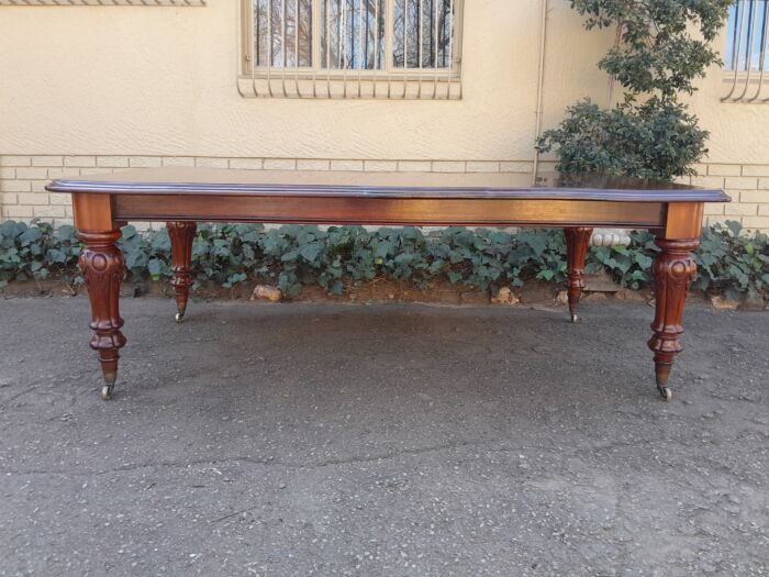 A Late 19th Century Victorian Mahogany Dining Table on Heavily Carved Legs and Original Castors - Image 3
