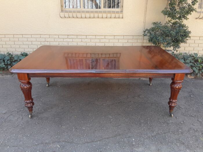 A Late 19th Century Victorian Mahogany Dining Table on Heavily Carved Legs and Original Castors - Image 4