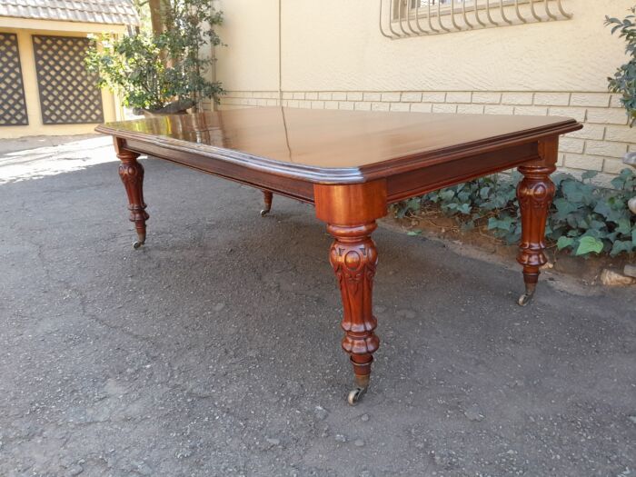 A Late 19th Century Victorian Mahogany Dining Table on Heavily Carved Legs and Original Castors - Image 5
