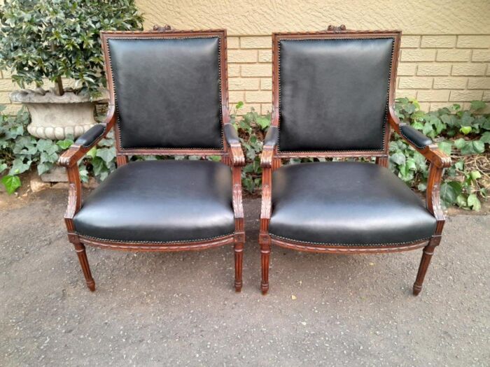 A 19th Century French Pair of Carved Walnut Armchairs Upholstered in  Leather - Image 2