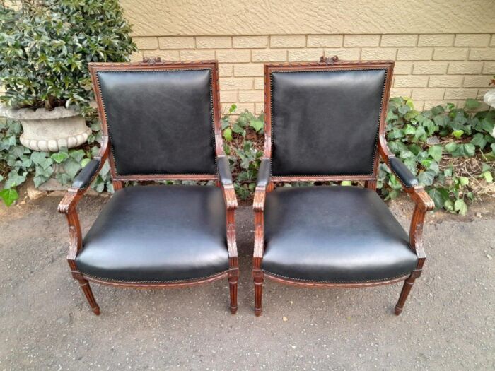 A 19th Century French Pair of Carved Walnut Armchairs Upholstered in  Leather - Image 3