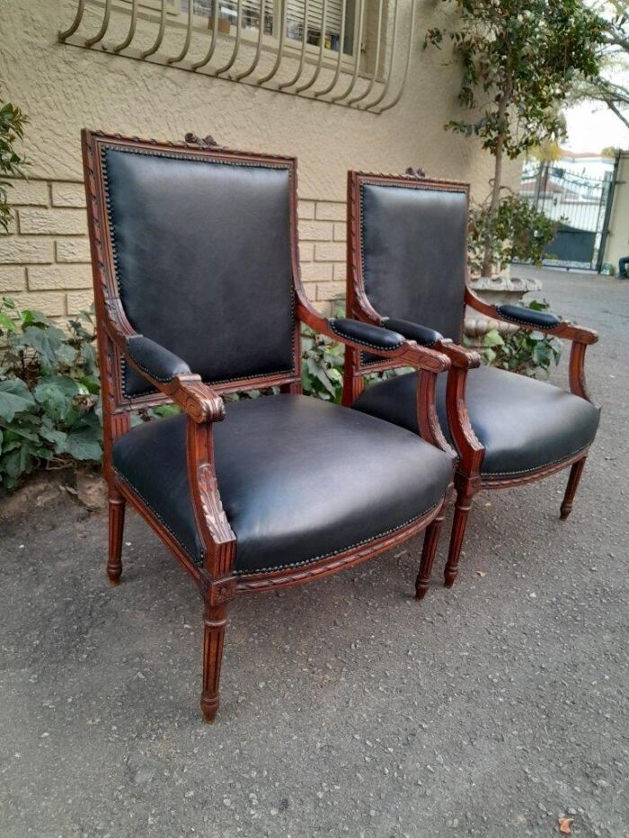 A 19th Century French Pair of Carved Walnut Armchairs Upholstered in  Leather - Image 4