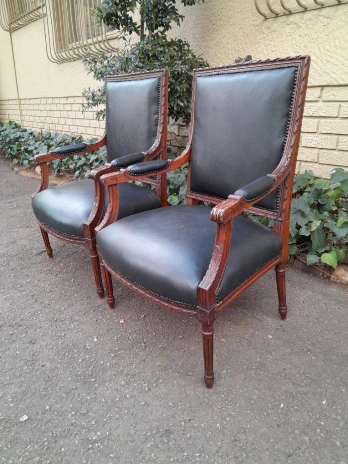 A 19th Century French Pair of Carved Walnut Armchairs Upholstered in  Leather - Image 5