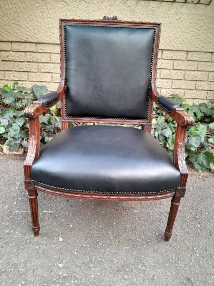 A 19th Century French Pair of Carved Walnut Armchairs Upholstered in  Leather - Image 6